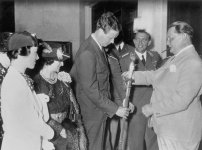 800px-Hermann_Goering_gives_Charles_Lindbergh_a_Nazi_medal.jpg